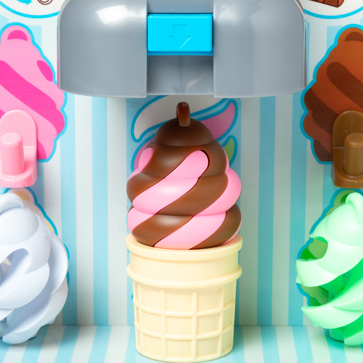 Melissa & Doug - Swirl & Serve Ice Cream Play Set